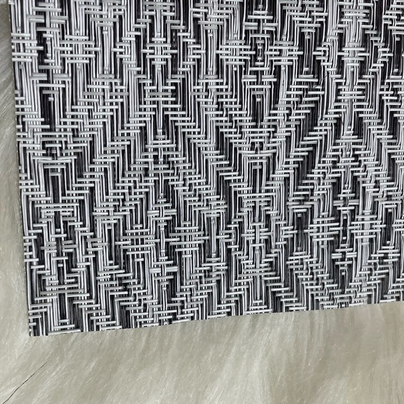 D-1 NWOT Set of 5 Black & White Plastic Woven Placemats Aztec Design. 18x13 - Picture 5 of 5